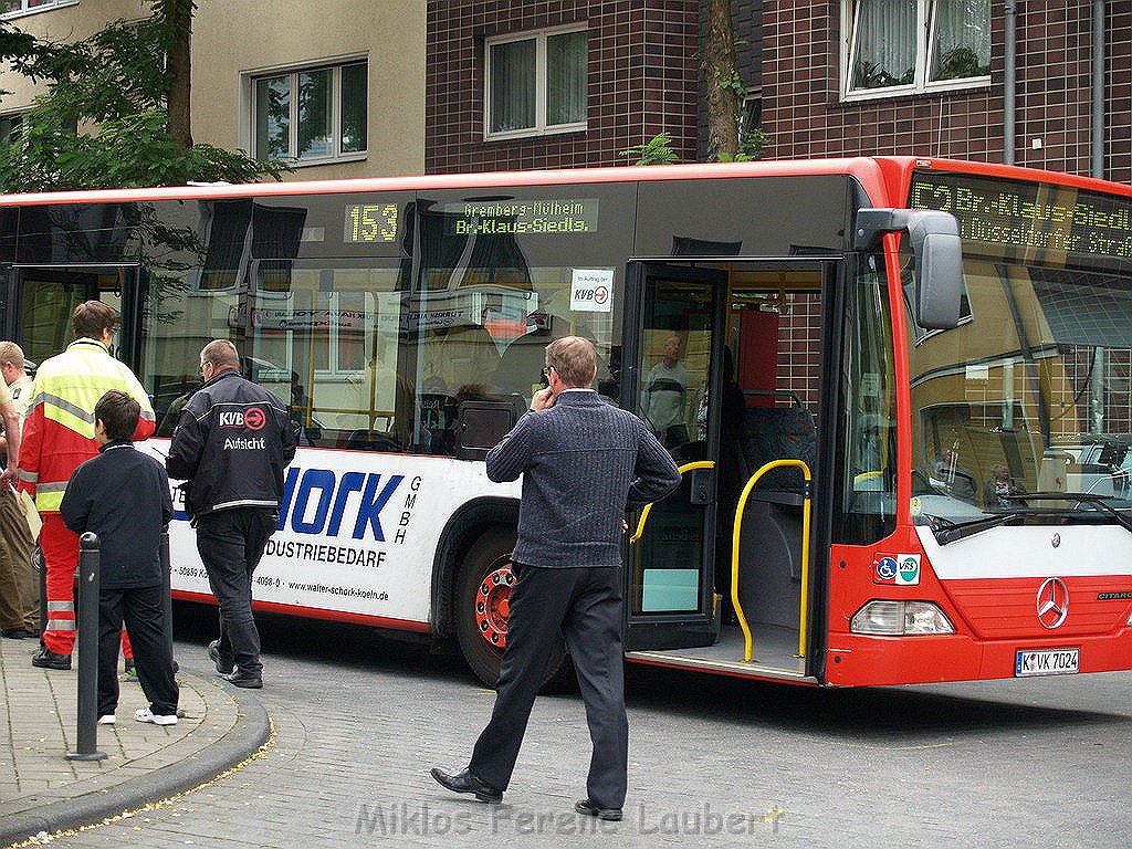 VU PKW KVB Bus Koeln Vingst Burgstr Oranienstr P30.JPG
